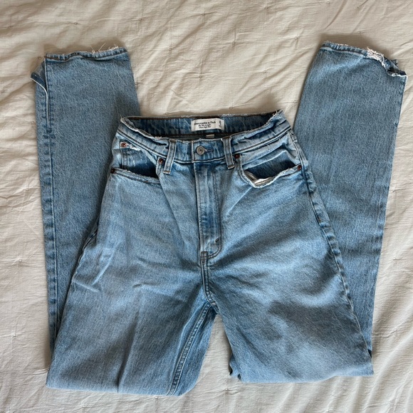 Curve Love Ultra High Rise 90s Straight Jean - Size 26, Light with Vent - Picture 1 of 5